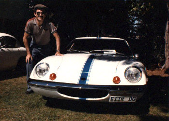 Ο Αnthony με ένα από τα αυτοκίνητα της συλλογής του - 1985