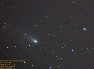 Εικόνα του 73P/Schwassmann-Wachmann-3 (κομμάτι C) στις 8 Μαΐου 2006 διπλά από το M57, από τον Δημήτρη Κολοβό.