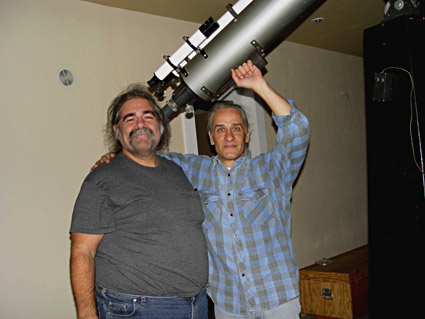 Ο πανευτυχής ιδιοκτήτης του τηλεσκοπίου, Frederick N. Ley και ο Ιάκωβος Στέλλας.